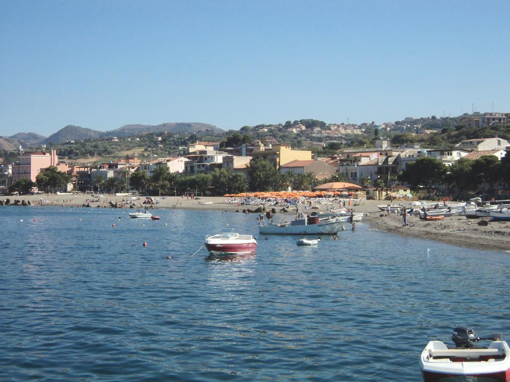 B&B Il Giardino Di Zefiro Gioiosa Marea Kültér fotó