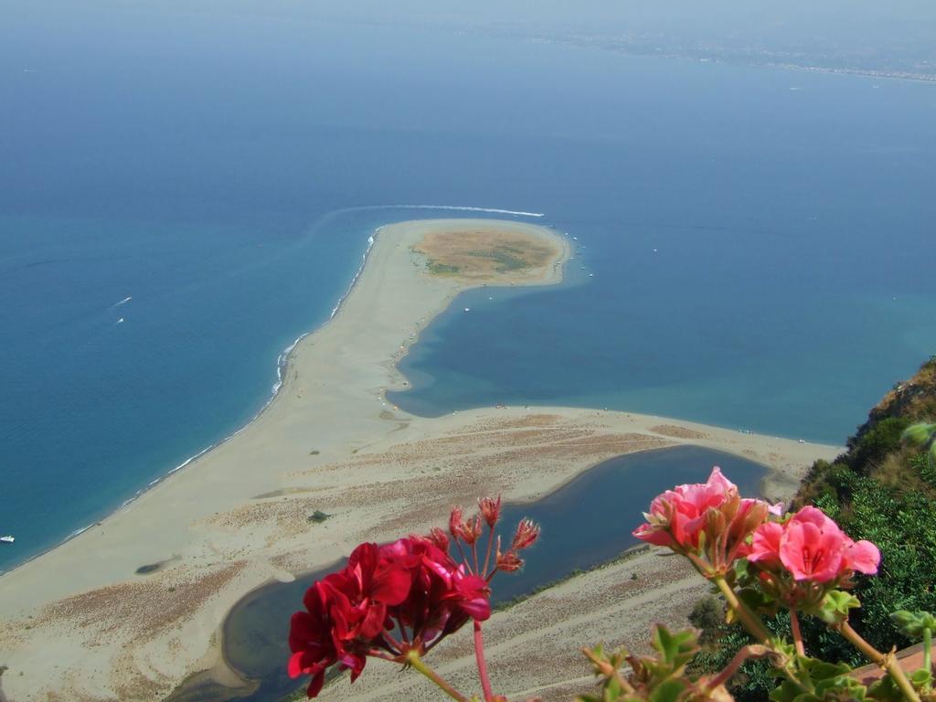 B&B Il Giardino Di Zefiro Gioiosa Marea Kültér fotó