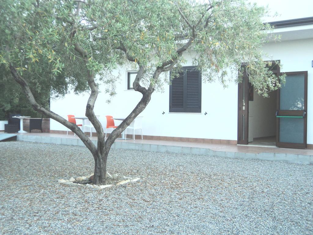 B&B Il Giardino Di Zefiro Gioiosa Marea Kültér fotó